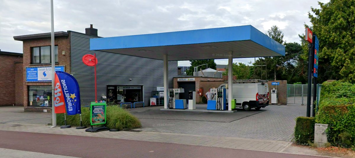 Tankstation Joosen aan de Sluizenstraat 21 te Schoten, met de blauwe overkapping en het prijsbord